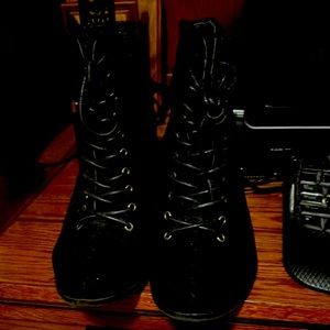 Black suede boots with fringe and zipper